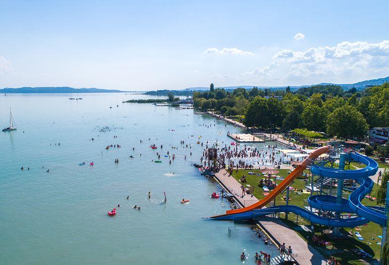 Vége a tanításnak, kezdődik a nyaralás - Balatoni strandbelépő jegyárak